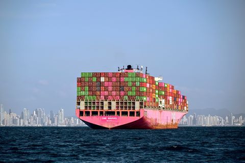 Container-Schiff am Panamakanal