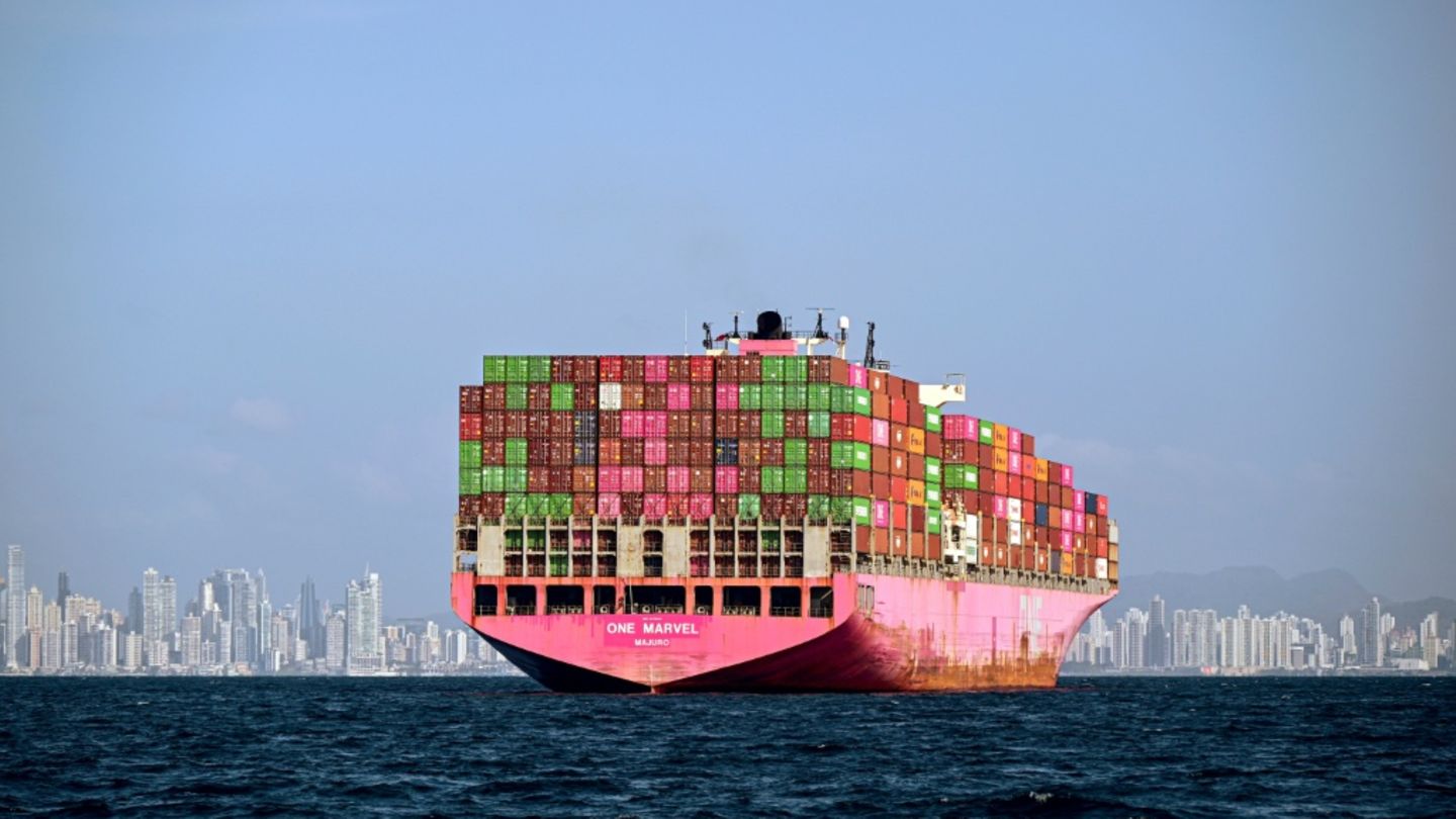 Container-Schiff am Panamakanal