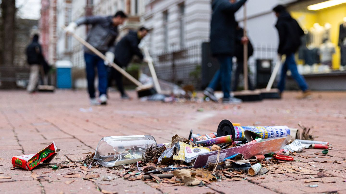 Seit etwa 30 Jahren räumen junge Muslime jeweils am Neujahrsmorgen Unrat von den Straßen. (Archivbild) Foto: Michael Matthey/dpa