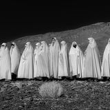 Gavkhuni, Iran: Am Internationalen Tag der Feuchtgebiete bilden verschleierte Frauen aus Varzaneh zusammen mit iranischen Aktivistinnen und Aktivisten und Umweltschützenden eine Menschenkette im Zentrum des Feuchtgebiets, um es von Müll zu säubern. Sie fordern die Behörden auf, das ökologisch bedeutsame Gebiet, das heute durch übermäßige Wasserentnahmen ausgetrocknet ist, dauerhaft wiederherzustellen