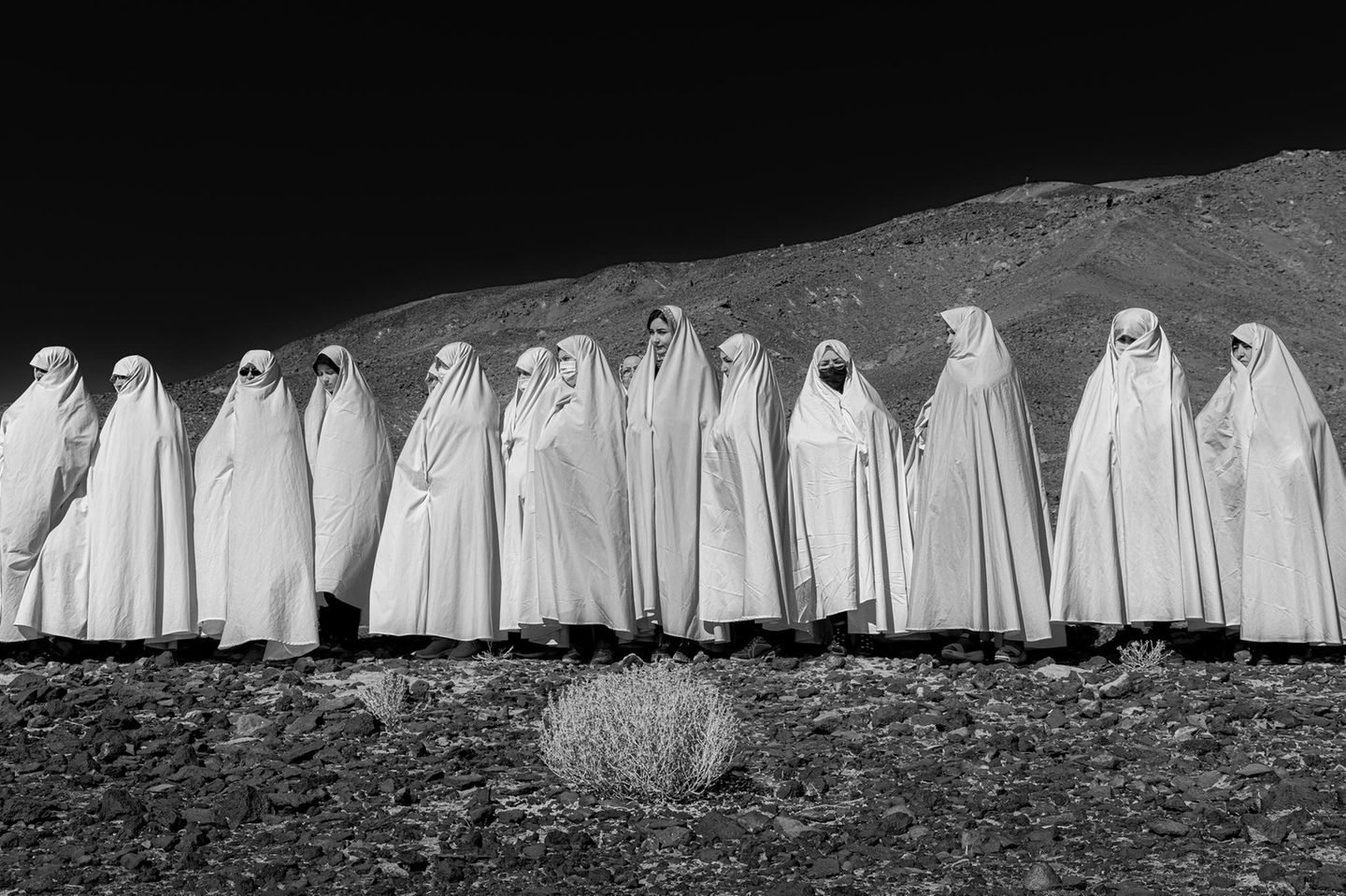 Gavkhuni, Iran: Am Internationalen Tag der Feuchtgebiete bilden verschleierte Frauen aus Varzaneh zusammen mit iranischen Aktivistinnen und Aktivisten und Umweltschützenden eine Menschenkette im Zentrum des Feuchtgebiets, um es von Müll zu säubern. Sie fordern die Behörden auf, das ökologisch bedeutsame Gebiet, das heute durch übermäßige Wasserentnahmen ausgetrocknet ist, dauerhaft wiederherzustellen