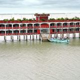 In den Haor-Feuchtgebieten von Kishoreganj, Bangladesch: Fast neun Monate im Jahr ist die Baherbali SESDP Model High School von Hochwasser umgeben und nur mit dem Boot erreichbar. Jeden Tag begeben sich 220 Schüler und zehn Lehrer aus sieben umliegenden Dörfern auf die Reise durch die überflutete Landschaft. Die auf Stelzen erbaute Schule gewährleistet, dass die Kinder trotz schwieriger Umweltbedingungen weiter lernen können
