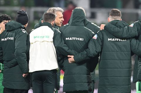 Werder-Trainer Horst Steffen spricht nach der Niederlage gegen Stuttgart. (Archiv) Foto: Carmen Jaspersen/dpa