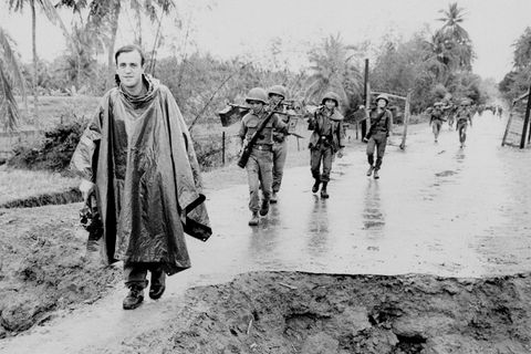 Peter Arnett marschiert mit vietnamesischen Truppen in Vietnam im Jahr 1965. Foto: Uncredited/AP/dpa