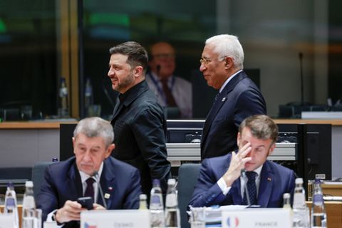 EU-Gipfel in Brüssel - ukrainischer Präsidente Selenskyj (hinten links), EU-Ratspräsident Costa (hinten rechts)