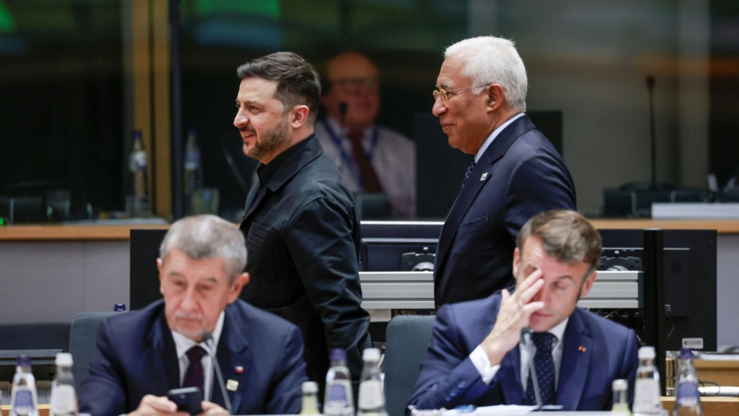 EU-Gipfel in Brüssel - ukrainischer Präsidente Selenskyj (hinten links), EU-Ratspräsident Costa (hinten rechts)
