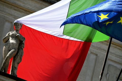Flaggen Italiens und der EU