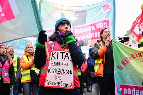 Vor dem Berliner Abgeordnetenhaus war lauter Protest gegen Haushaltskürzungen zu hören. Foto: Sebastian Christoph Gollnow/dpa