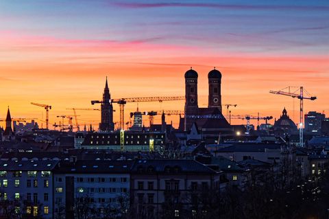 Drei Teilnehmer einer Party in München wurden wegen Vergiftungen durch Alkohol und Drogen ins Krankenhaus gebracht