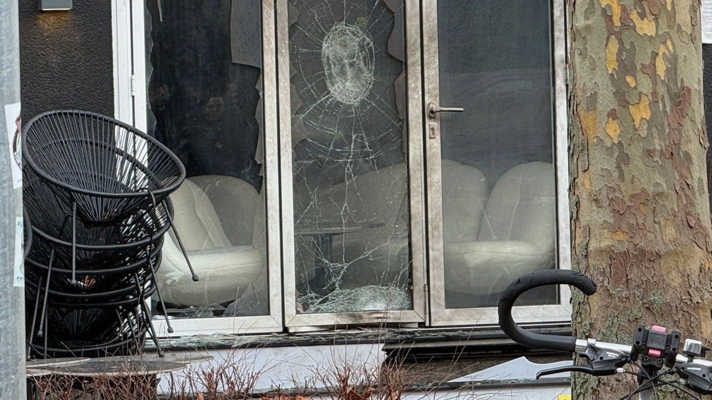 Die Scheiben der Shisha-Bar sind beschädigt. Foto: Mike Seeboth/dpa