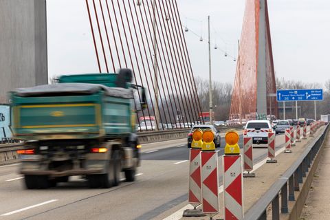 Noch fließt der Verkehr auf der Bonner Nordbrücke - der Logistikverband befürchtet starke Einschränkungen für die Betriebe. Foto