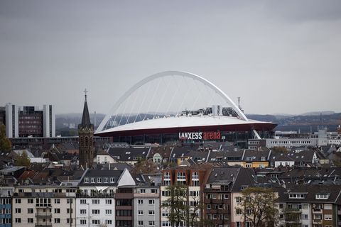 In der Lanxess Arena soll am Sonntag ein Zuschauerrekord in der Basketball-Bundesliga aufgestellt werden. (Archivfoto) Foto: Rol