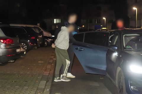 Eine Festnahme am frühen Morgen in Ratingen. Foto: Jan Ohmen/dpa