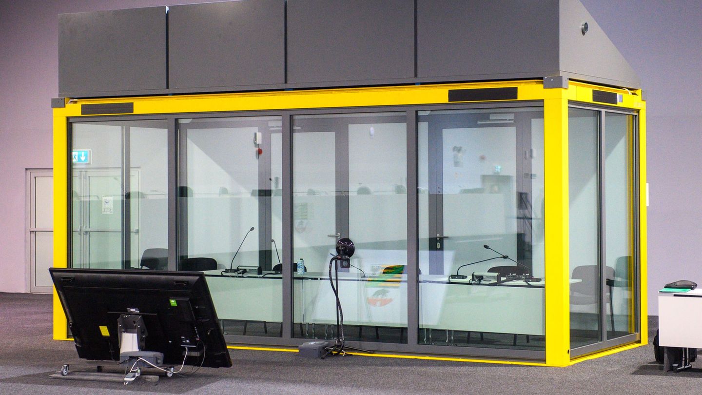 Blick auf den leeren Glaskasten im Gerichtssaal des temporären Gerichtsgebäudes vom Landgericht Magdeburg, in dem normalerweise