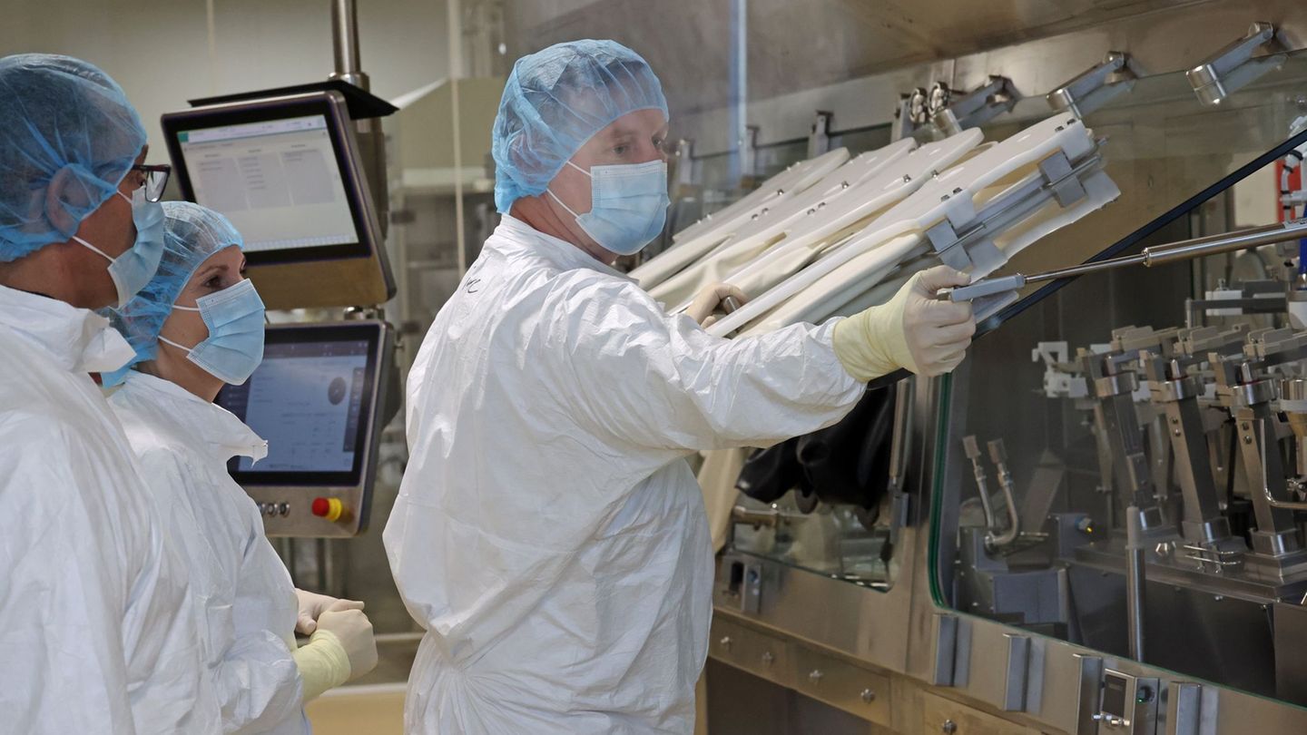 Viele Arbeiten werden unter sterilen Bedingungen im Reinraum durchgeführt. Foto: Bernd Wüstneck/dpa