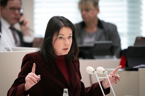 Gesundheitsministerin Müller stellt den Plan für Kinderschutzambulanzen vor. Foto: Soeren Stache/dpa