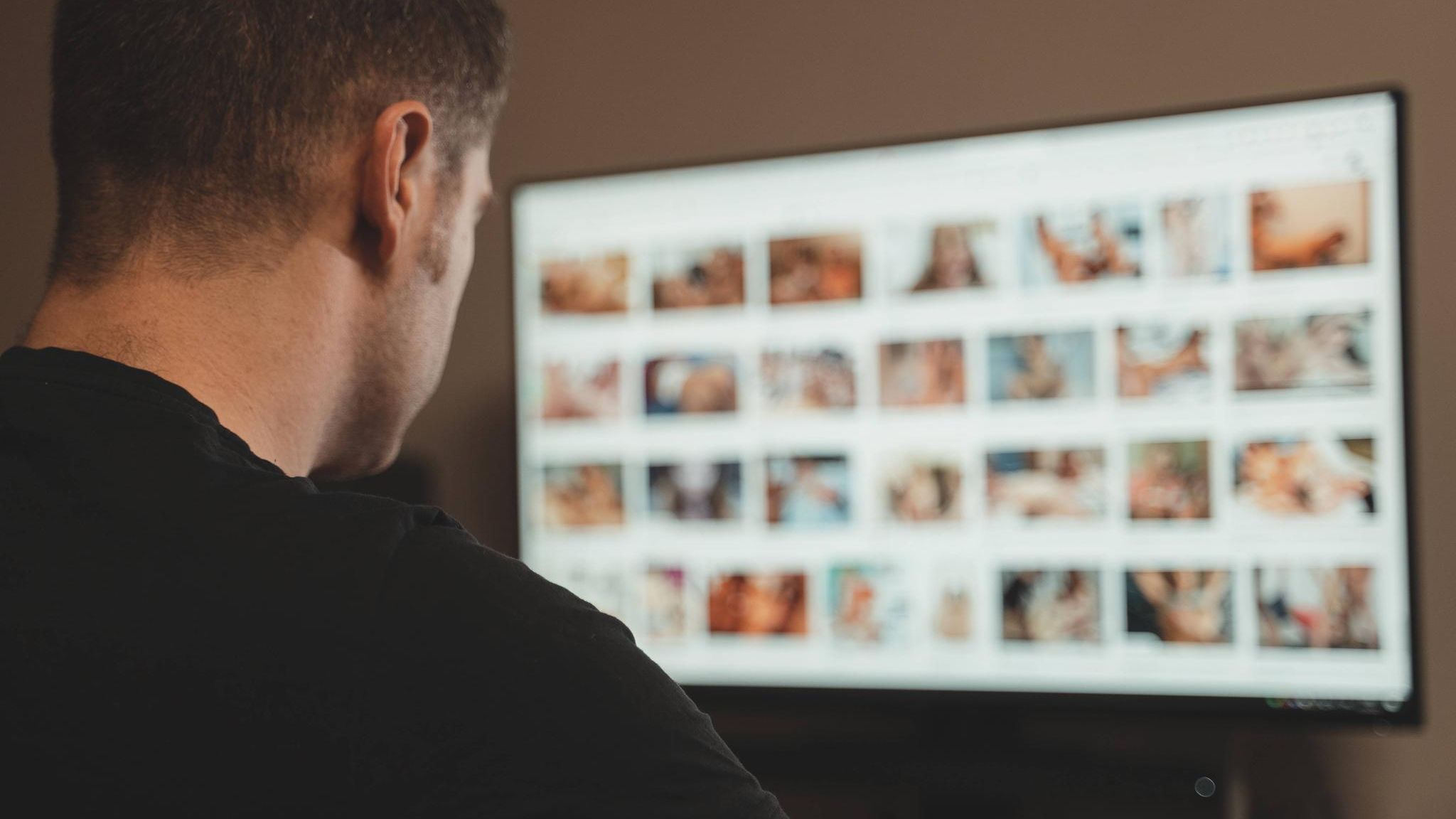 Mann schaut Pornos auf Computer – Onlyfans-Konsument