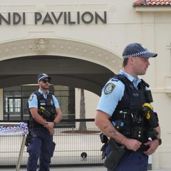 Polizisten patrouillieren am Bondi Beach in Sydney