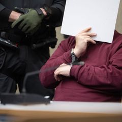 Bei der Fahrt Anfang März war der Angeklagte laut Staatsanwaltschaft gezielt auf Menschen zugefahren. Eine 83-jährige Frau und e