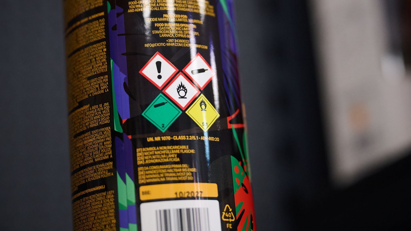 In Offenbach wurden mehrere hundert Kilogramm Lachgas sichergestellt. (Archivbild) Foto: Annette Riedl/dpa