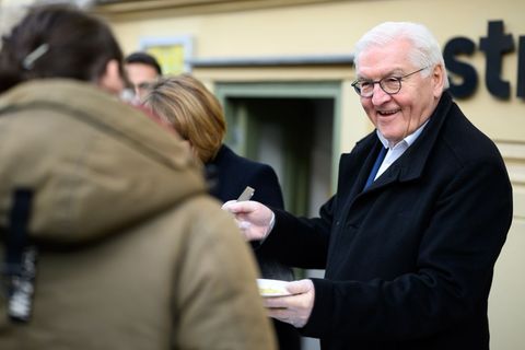 Steinmeier servierte Kartoffelsuppe mit Würstchen. Foto: Bernd von Jutrczenka/dpa