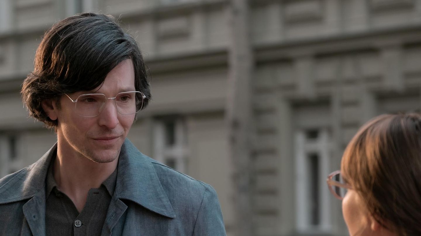 ZDF-Serie: Trotz Serientod: Darum kehrt Sabin Tambrea zur "Ku'damm"-Reihe zurück