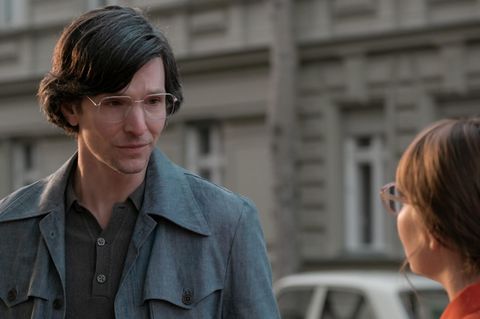 Robert Beck (Sabin Tambrea) und Monika Franck-Schöllack (Sonja Gernhardt) begegnen sich in "Ku'damm 77" auf der Straße