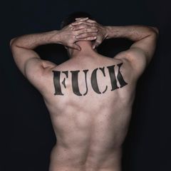 Ein männlicher Rücken mit einem "Fuck"-Tattoo