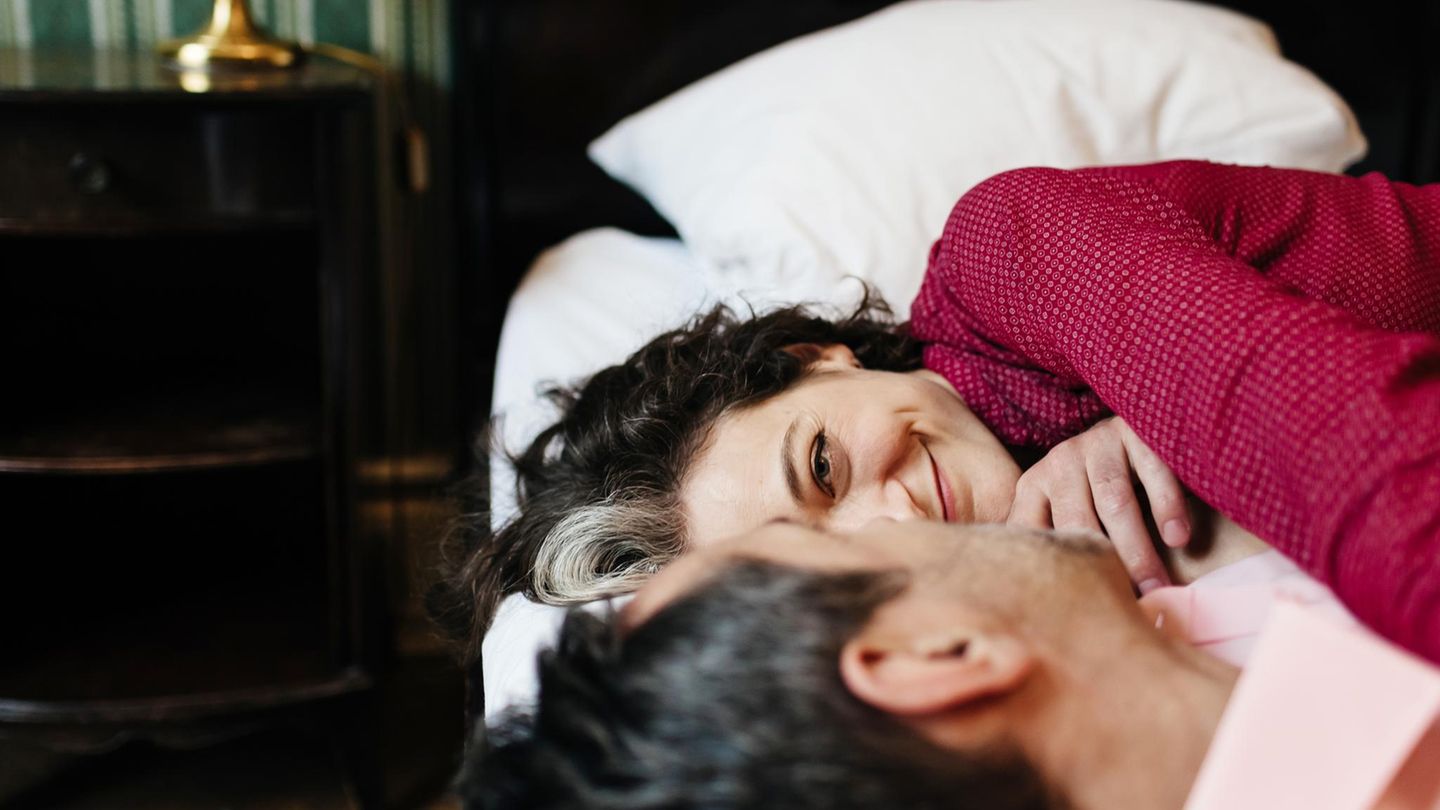 Mann und Frau liegen in einem Bett (Symbolbild Affäre).