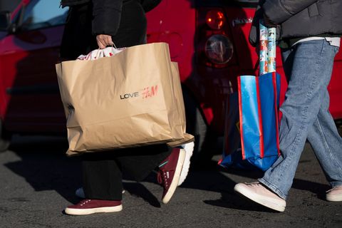 Der Einzelhandel setzt vor Weihnachten auf die letzten Einkaufstage und hofft nach einem bislang verhaltenen Geschäft auf einen