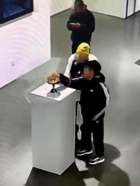 Junger Tollpatsch zerstört Hochzeitskrone aus Gold (Video)