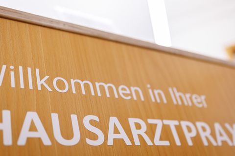 Die Zahl der Hausärzte in Bayern ist zuletzt gestiegen - wenn auch nur leicht. (Symbolbild) Foto: Daniel Karmann/dpa