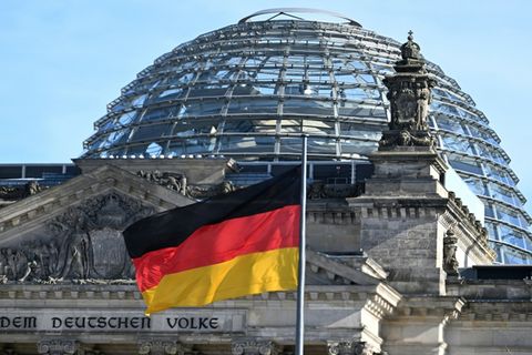 Deutsche Flagge vor Bundestag