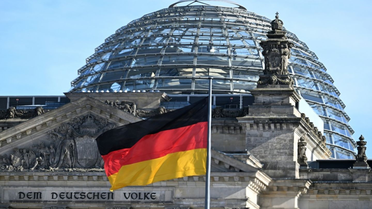 Deutsche Flagge vor Bundestag