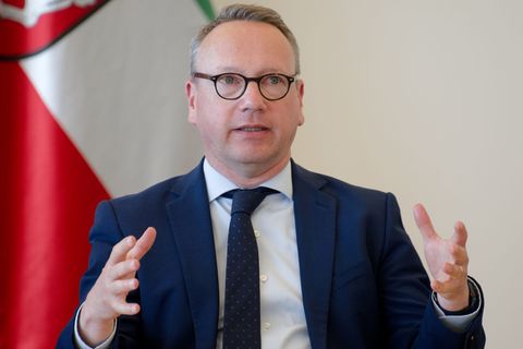 NRW-Justizminister Benjamin Limbach will auch juristisch schlagkräftig und konzentriert gegen Umweltsünder vorgehen. (Archivbild
