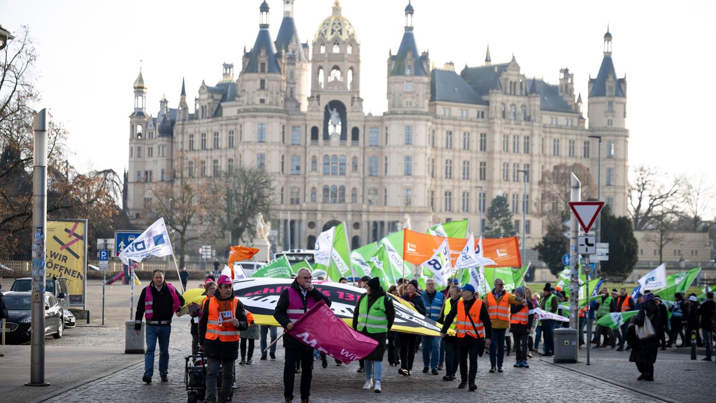 Die Beschäftigte im öffentlichen Dienst der Länder fordern ein Einkommensplus von sieben Prozent und gehen dafür auch auf die St