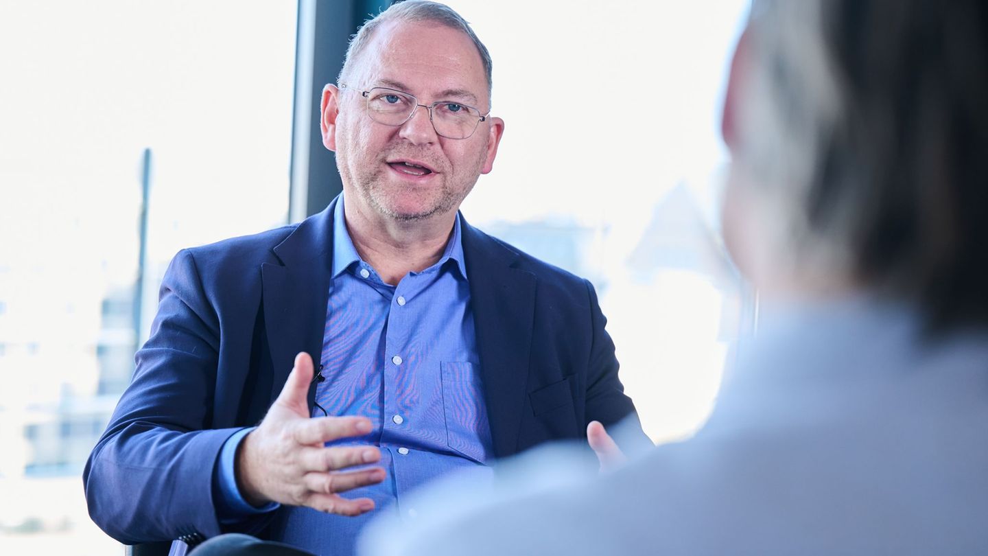 Verdi-Chef Frank Werneke: "Es ist da eine sehr kämpferische Stimmung." Foto: Annette Riedl/dpa