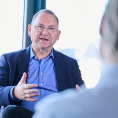 Verdi-Chef Frank Werneke: "Es ist da eine sehr kämpferische Stimmung." Foto: Annette Riedl/dpa