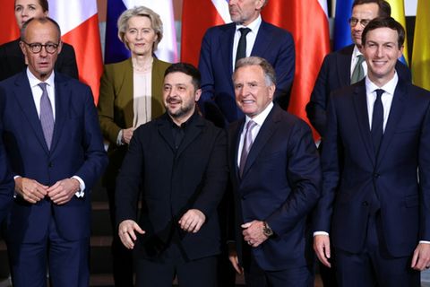 Teilnehmende des Ukraine-Gipfels am Montag in Berlin