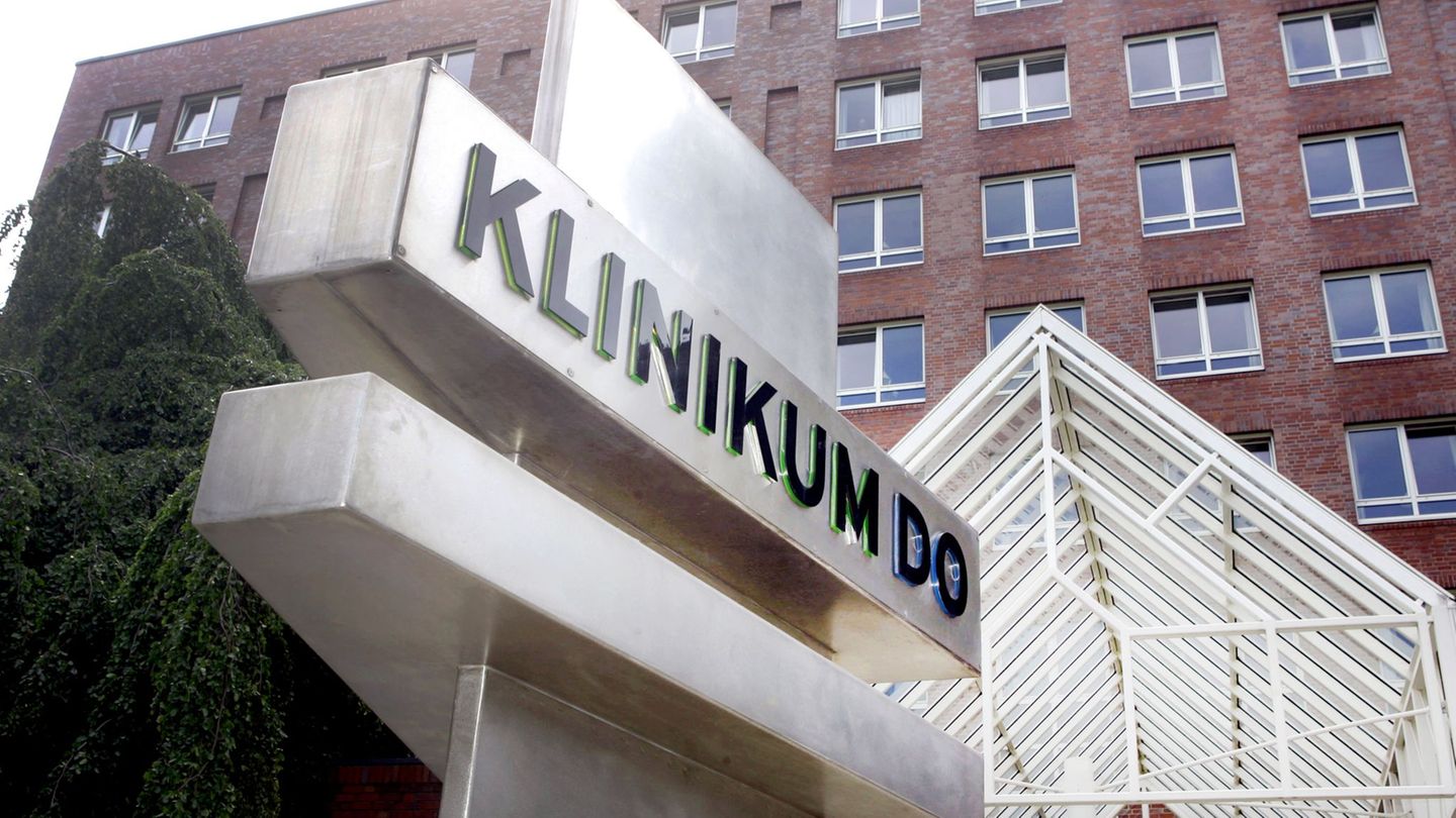 Zunächst testweise rüstet das Klinikum Dortmund Personal der Notaufnahme mit Bodycams aus. (Archivbild) Foto: Bernd Thissen/dpa