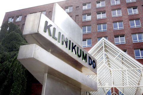 Zunächst testweise rüstet das Klinikum Dortmund Personal der Notaufnahme mit Bodycams aus. (Archivbild) Foto: Bernd Thissen/dpa