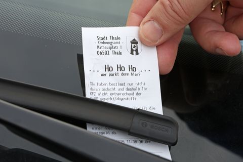 In der Weihnachtszeit verzichten viele Kommunen auf sogenannte Knöllchen. Foto: Matthias Bein/dpa