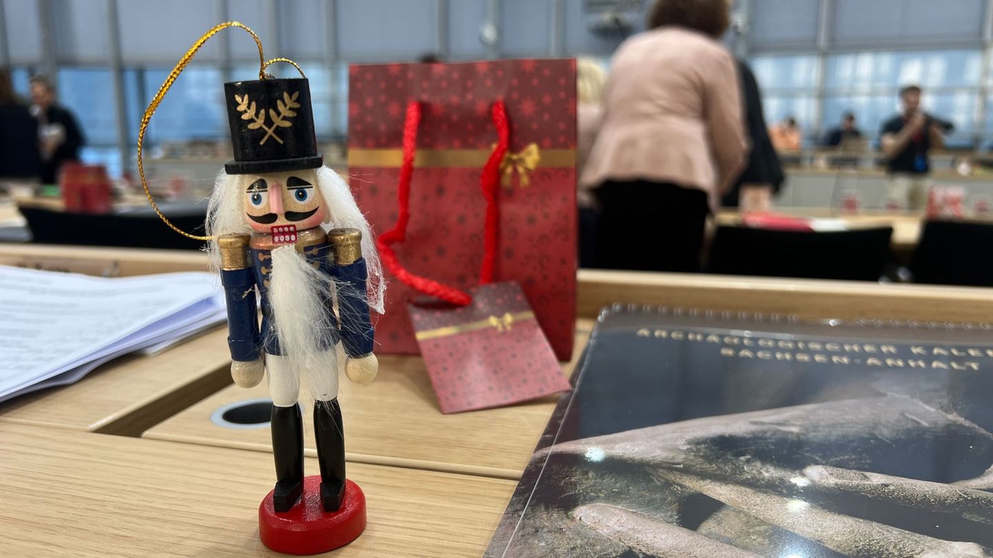 Auf ihren Tischen wurden die Abgeordneten mit einem kleinen Weihnachtsgruß überrascht. Foto: Christopher Kissmann/dpa