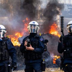 Die Polizei versucht, Demonstranten während einer Demonstration europäischer Landwirte in der Nähe des Europäischen Parlaments i