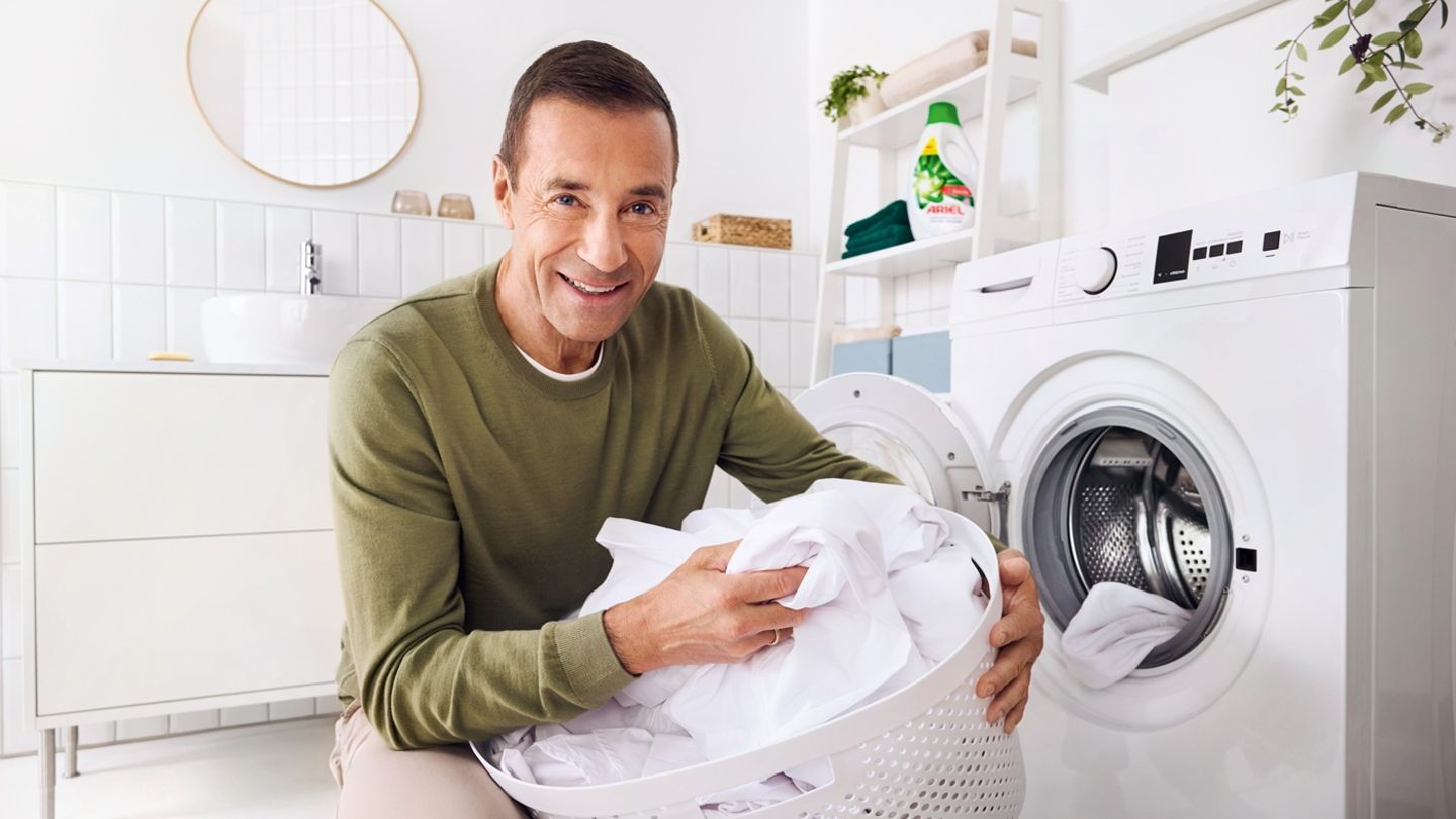 Auch Moderator Kai Pflaume schwört auf die bewährte Ariel Qualität – vor allem auch bei niedrigen Waschtemperaturen
