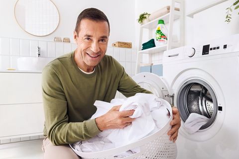 Auch Moderator Kai Pflaume schwört auf die bewährte Ariel Qualität – vor allem auch bei niedrigen Waschtemperaturen