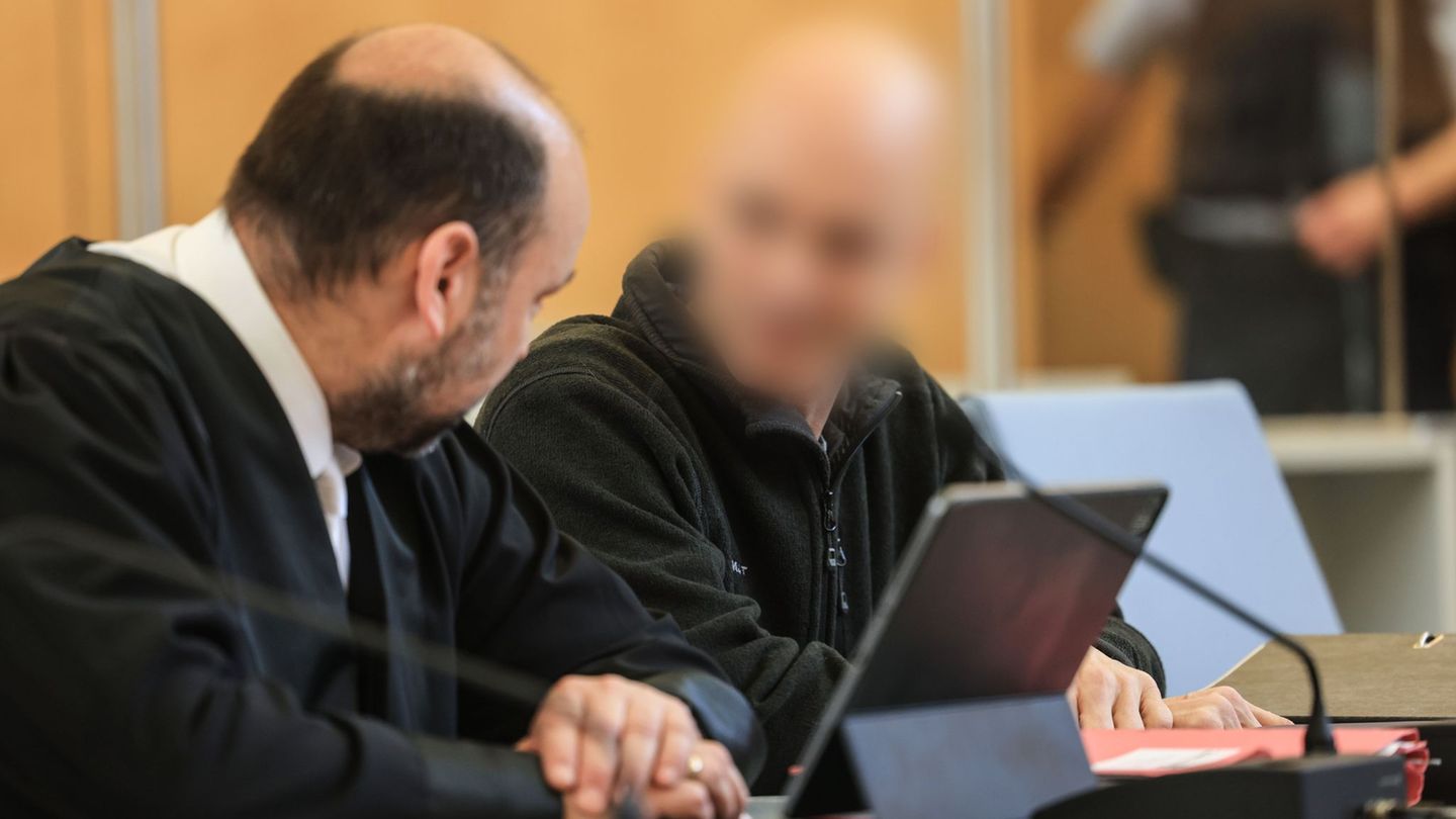 Der Ex-Offizier (r. verpixelt) bei seinem Prozess in Düsseldorf. (Archivbild) Foto: Oliver Berg/dpa