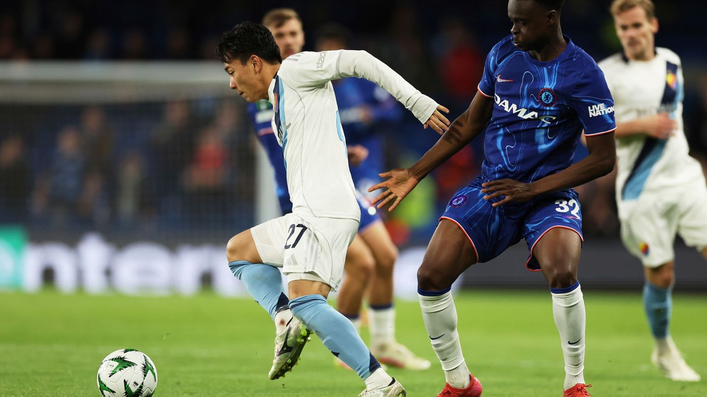 Keita Kosugi (l) wechselt von Djurgardens IF zu Eintracht Frankfurt. (Archivbild) Foto: Ian Walton/AP/dpa