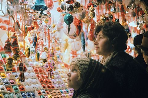 Zwischen Christkind und Weihnachtsmann, Geschenkebergen und Mangelwirtschaft: "Terra X History" will zeigen, wie die Deutschen auf beiden Seiten der innerdeutschen Grenze das Weihnachtsfest erlebten.