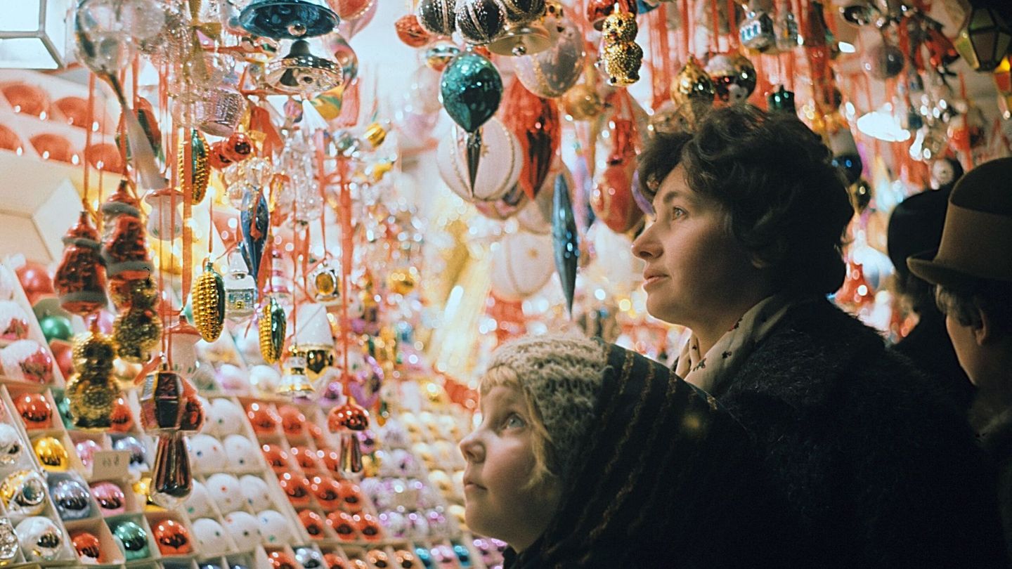 Zwischen Christkind und Weihnachtsmann, Geschenkebergen und Mangelwirtschaft: "Terra X History" will zeigen, wie die Deutschen auf beiden Seiten der innerdeutschen Grenze das Weihnachtsfest erlebten.